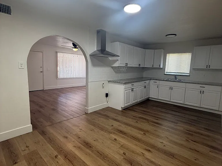 1149 E Pontiac Way — Photo 5