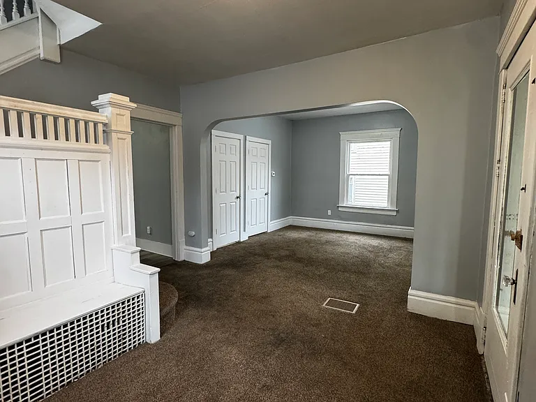 599 Rhodes Ave — Photo 3