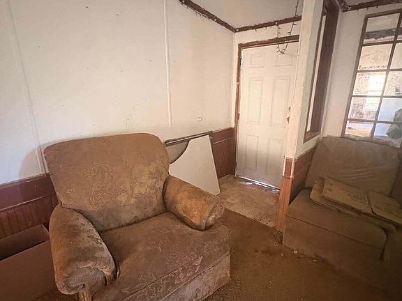 6th image of 453 River Rd