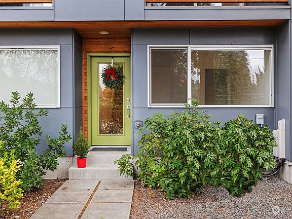 4th image of 5616 Roosevelt Way NE