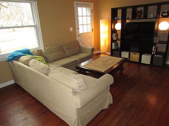 3rd image of 309 N Mansfield Ave