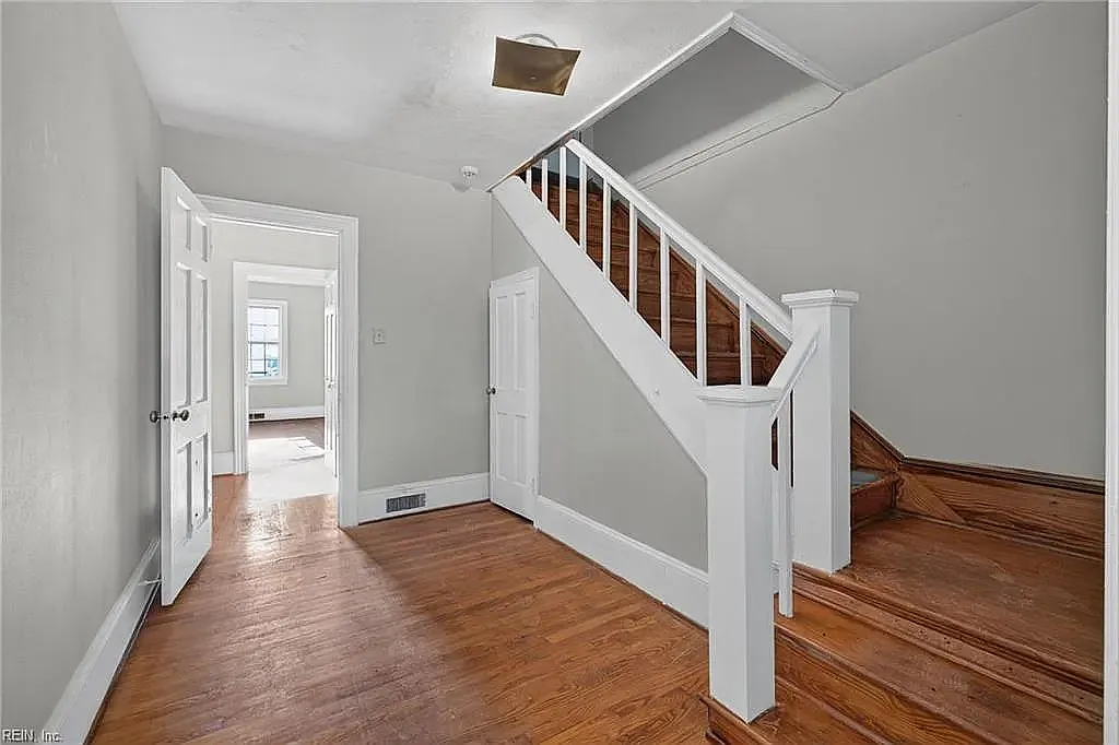 5 bed, 2.5 bath, 2900 sqft, $2,650 — Photo 2