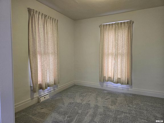 4th image of 301 E Summit St