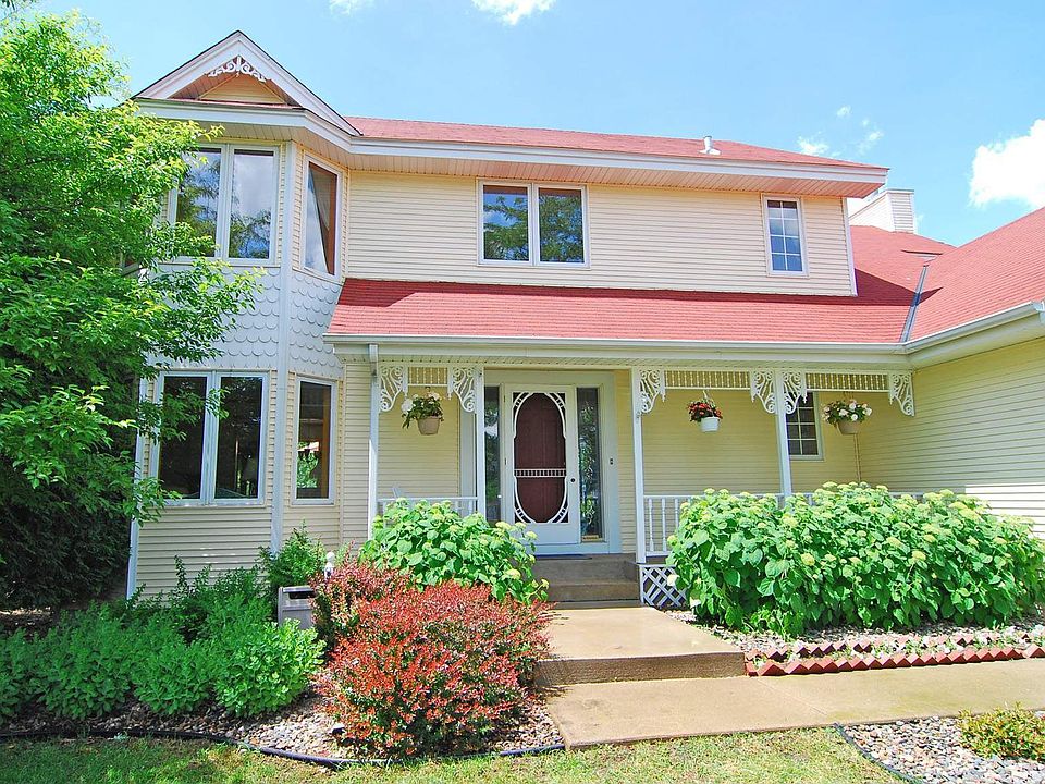 Beautiful 5 Bedroom Home With Victorian Accents