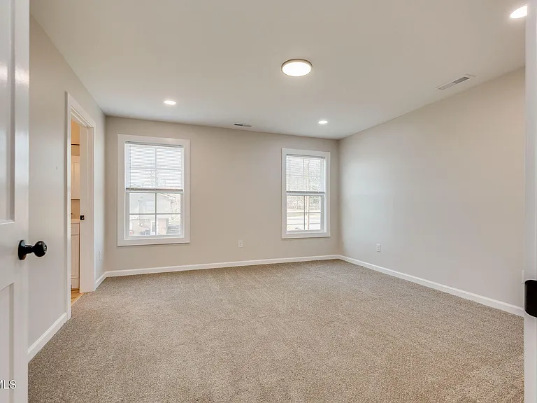 300 Robin Hood Ln — Photo 13