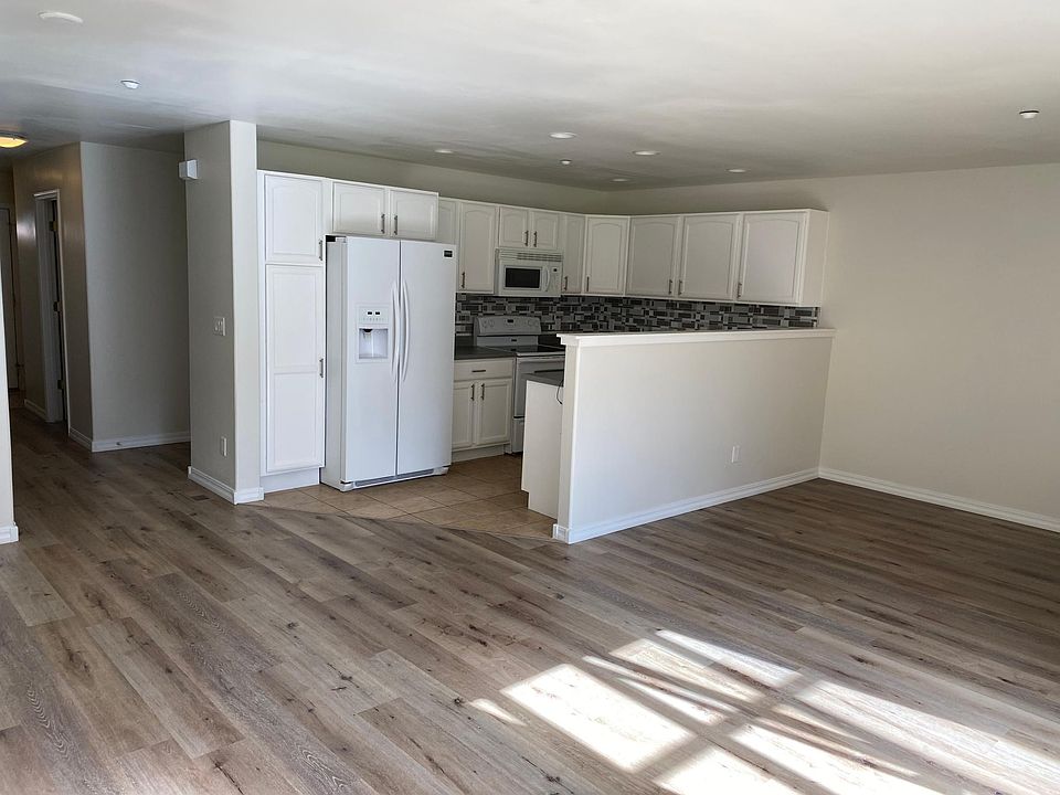 2nd image of 109 White Horse Pl #109
