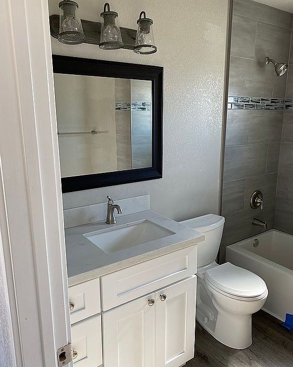 2nd image of 819 7th St Unit B