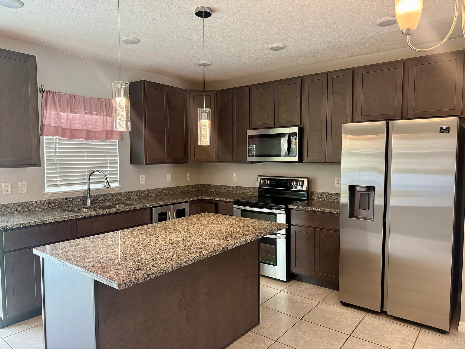 3 bed, 2.5 bath, 1904 sqft, $2,500 — Photo 2
