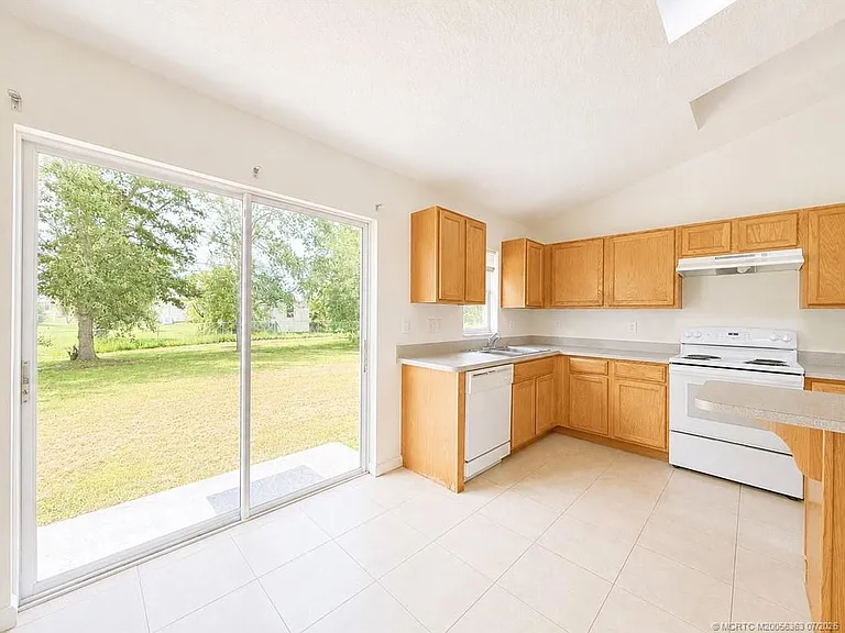 756 SE Lansdowne Ave — Photo 9
