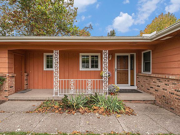 4th image of 5607 Far Hill Dr SE