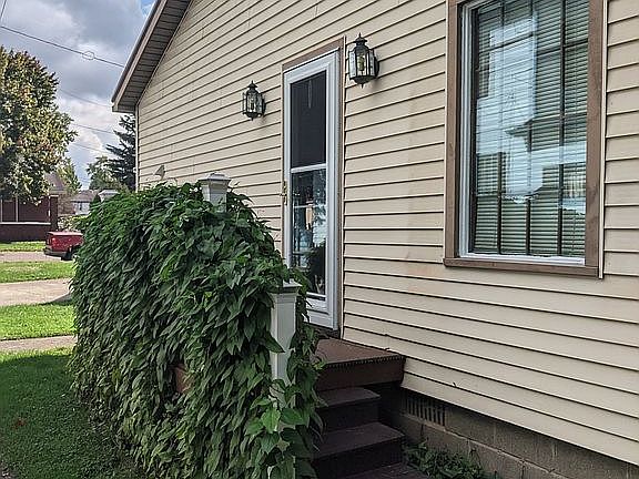 4th image of 807 N Tuscarawas Ave