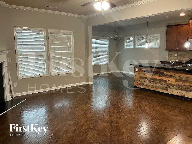 4 bed, 3.0 bath, 2389 sqft, $2,555 — Photo 2