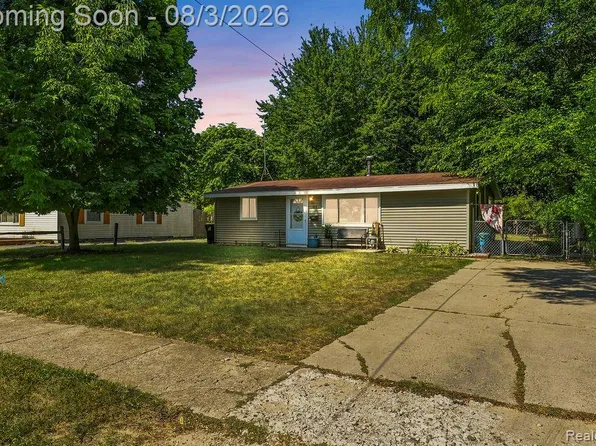 813 Oak Park Dr, Fenton, MI 48430