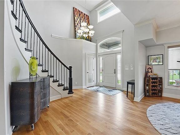 4th image of 517 NE Spring Creek Pl