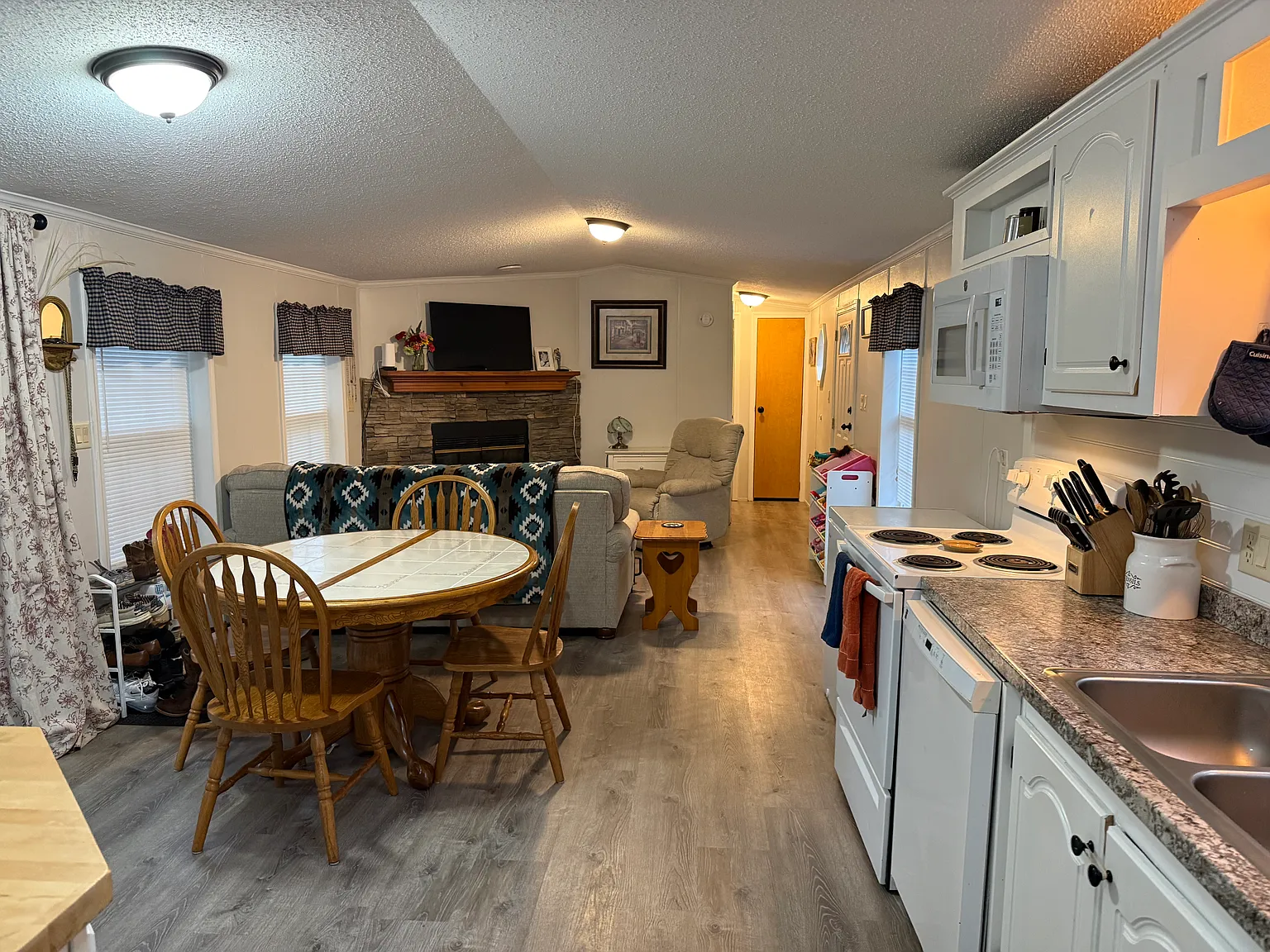 2 bed, 940 sqft, $1,900 — Photo 4