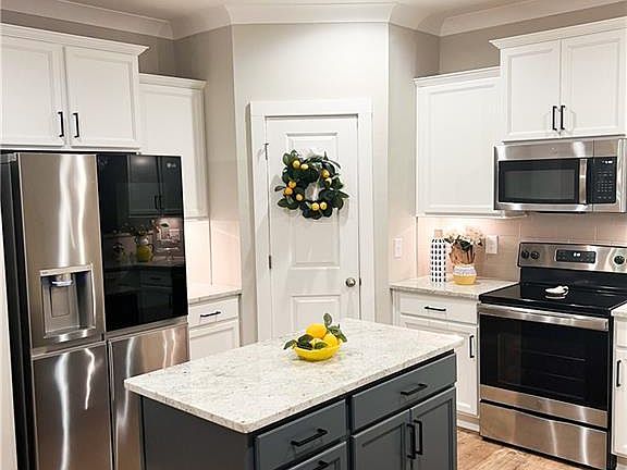 5th image of 120 Spruce Hollow Cir
