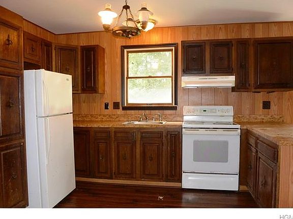 3rd image of 394 Mountain Lodge Rd