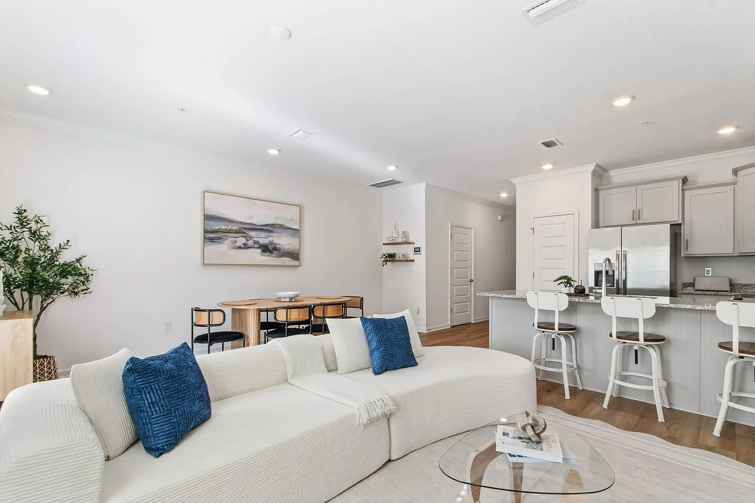 6 bed, 6.0 bath, 3595 sqft, $5,541 — Photo 1