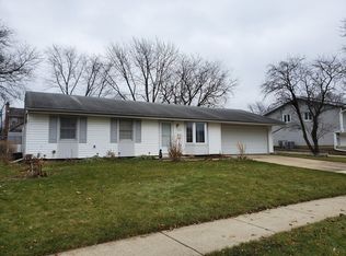 204 W Hartford Dr, Schaumburg, IL 60193