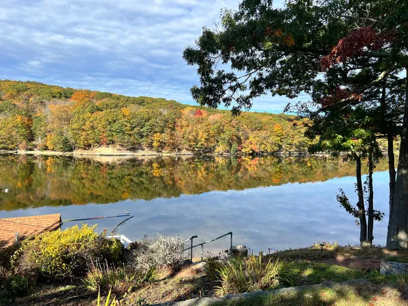 9 Riverside Dr #1, Waterford, CT 06385