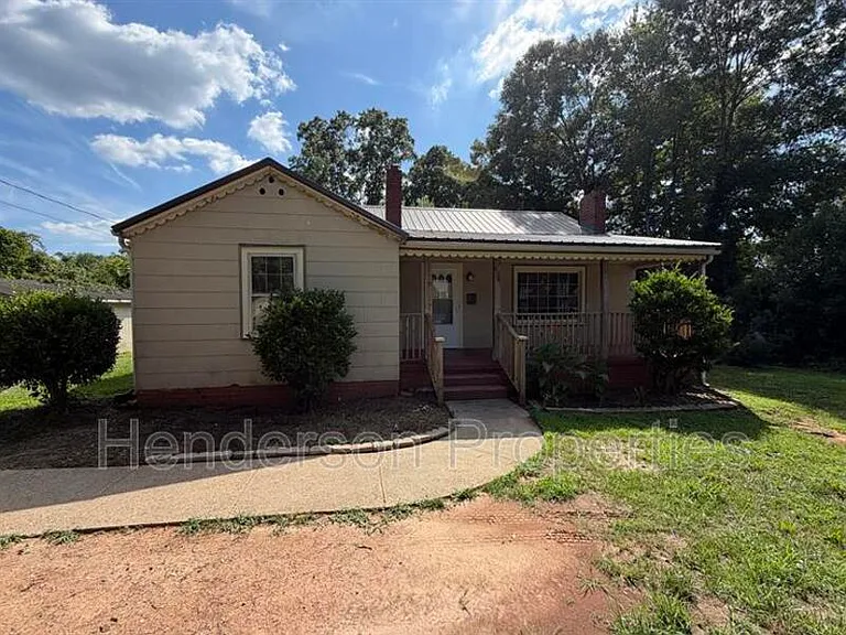 638 Salisbury Rd — Photo 2