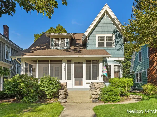 429 Briarwood Ave SE, East Grand Rapids, MI 49506