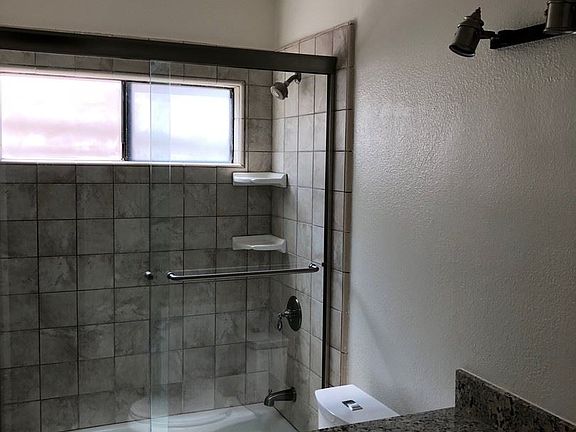 5th image of 970 W 19th St APT 6