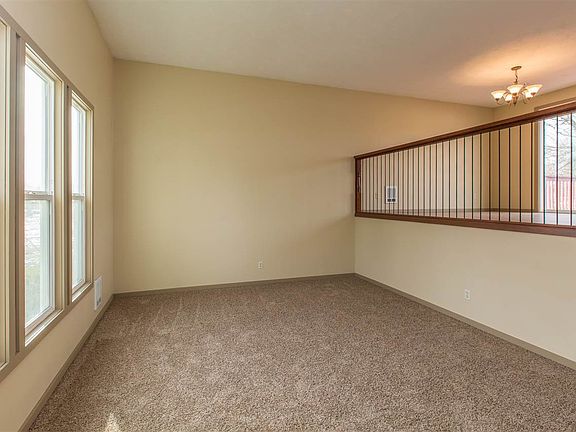 5th image of 609 E Vicksburg Ave