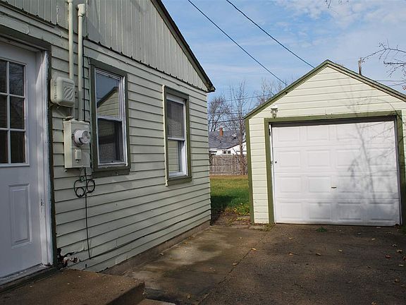 3rd image of 2823 Gladstone Ave