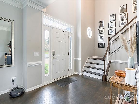 4th image of 5709 Whitegate Ln