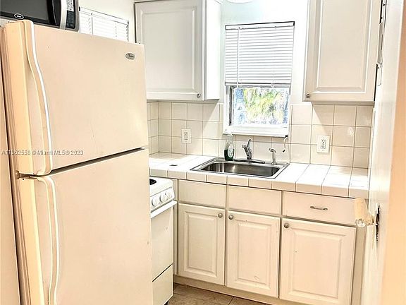 4th image of 1701 SW 25th St APT 1