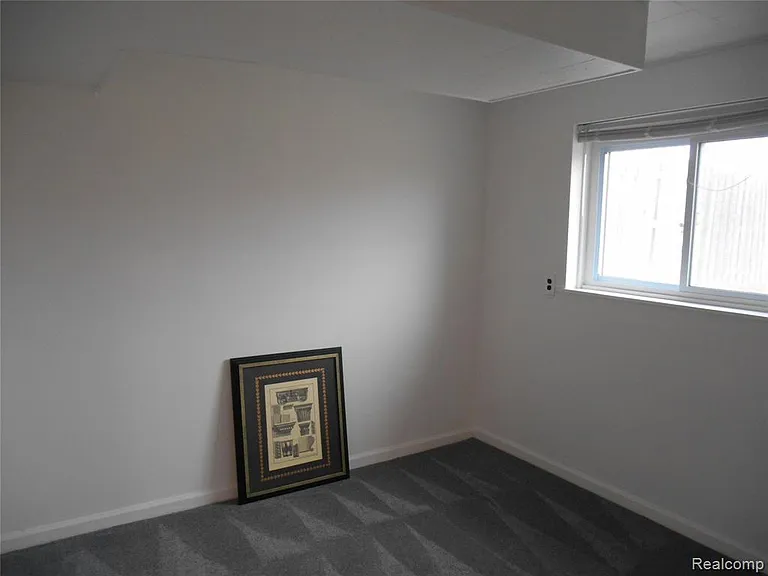 1440 W Elmwood Ave — Photo 18