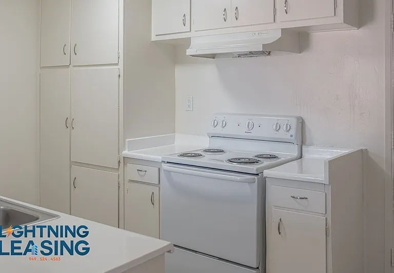 915 N Wilton Pl #304 — Photo 13