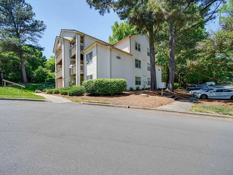 1052 Churchill Downs Ct #I — Photo 11