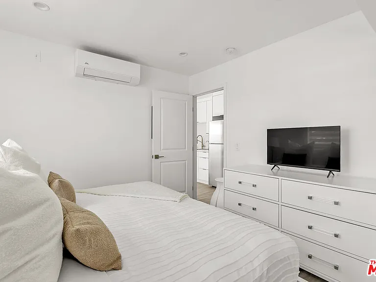7076 Park Mnr — Photo 9