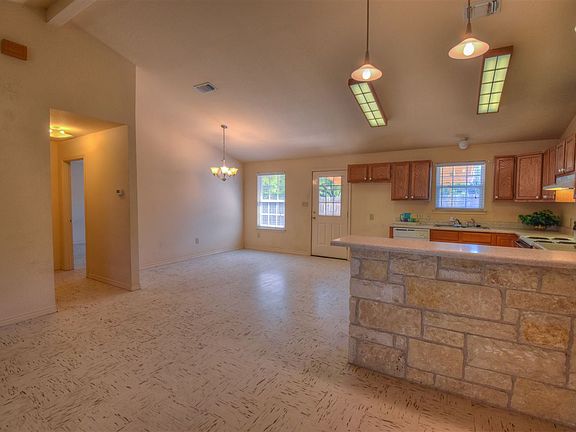 4th image of 638 Aspen Ln