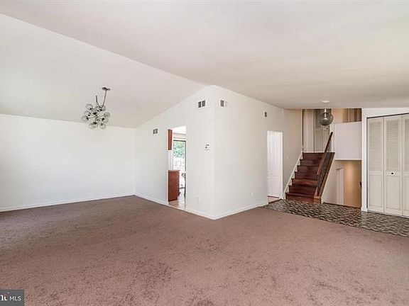 5th image of 9 Camano Ct