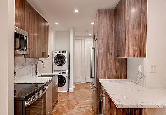 3rd image of 941 Washington Ave #655