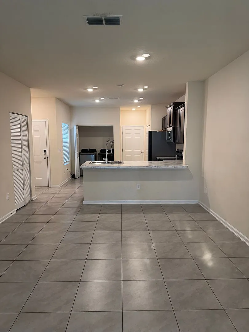 Spacious 2-Bedroom Townhome Near River City — Photo 4