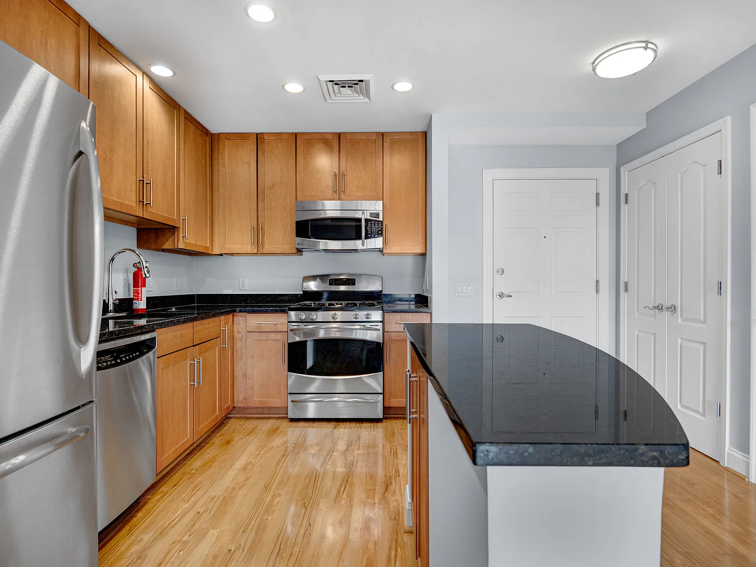 1 bed, 714 sqft, $2,595 — Photo 4
