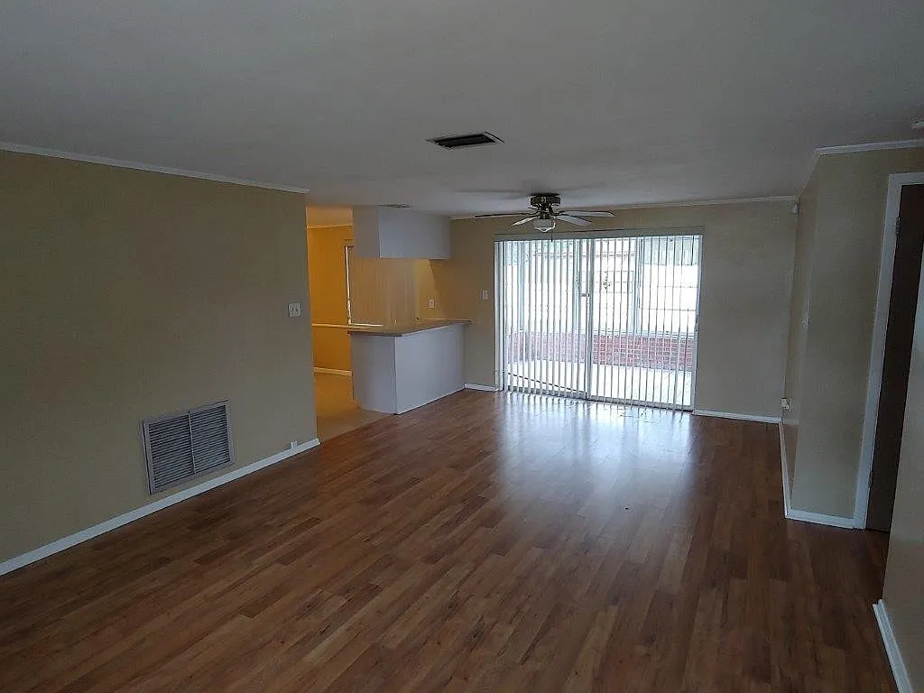 Beautiful 2/2/1 1000 Sq. Ft. With A Large Open Floorplan, Fenced Yard And An Enclosed Lanai!! — Photo 2