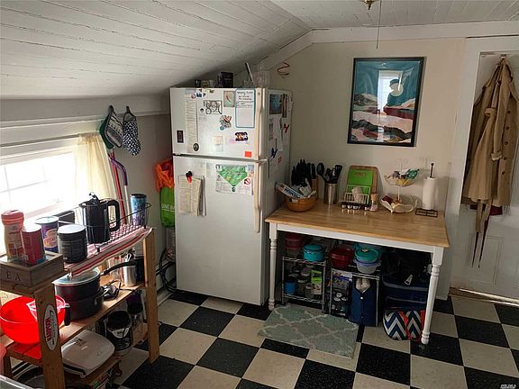 4th image of 158 E Main St