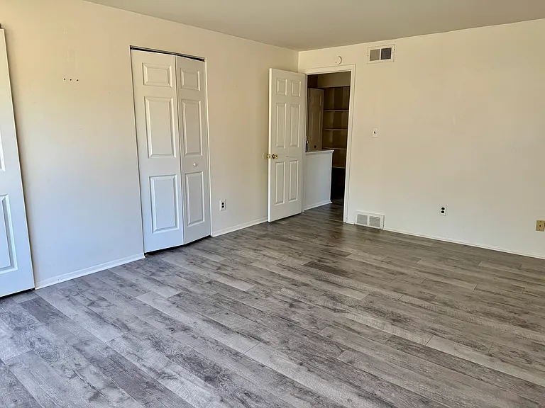 852 N Main St — Photo 8
