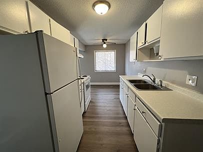 1st image of 930 Summit Ave APT 3