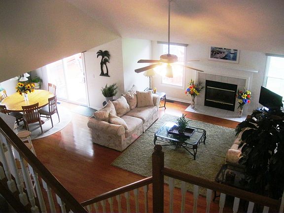 Greatroom w/ vaulted ceiling