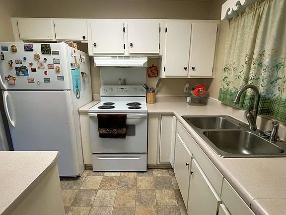 3rd image of 122 Westmont Dr
