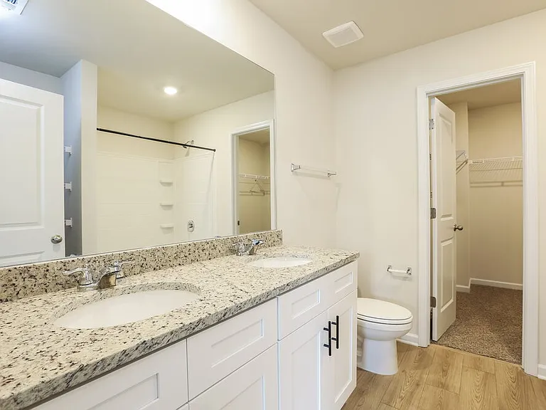 658 Mackenzie Cv — Photo 12
