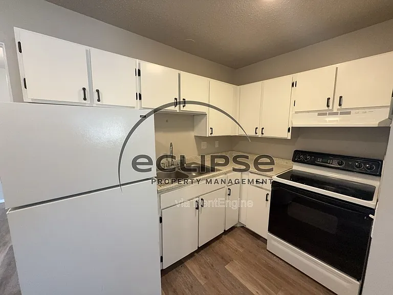Summit View Apartments — Photo 108