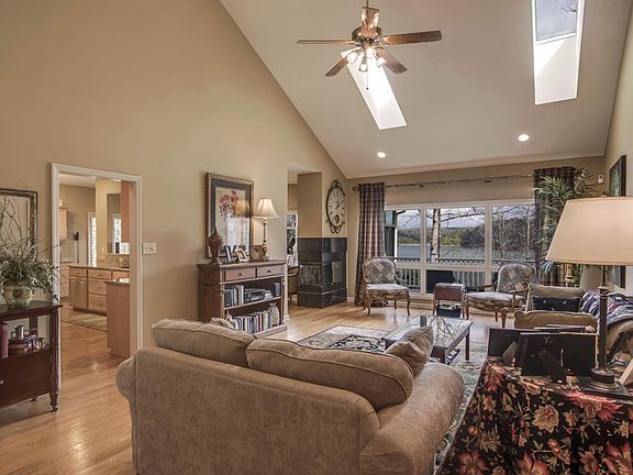 3rd image of 305 Saloli Ln