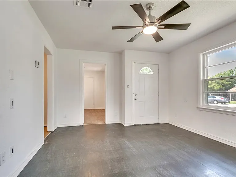 2116 Andover Ct — Photo 8